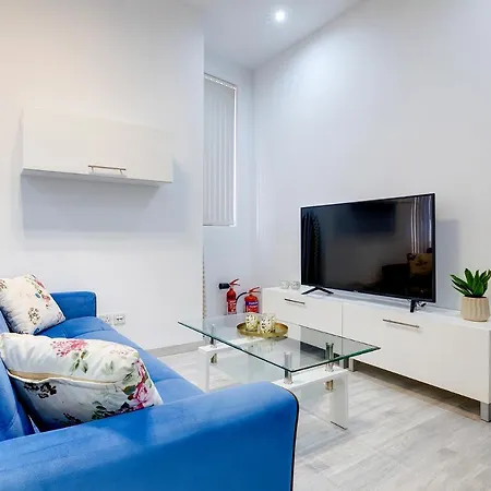 Picturesque Pad Steps From The Seafront *