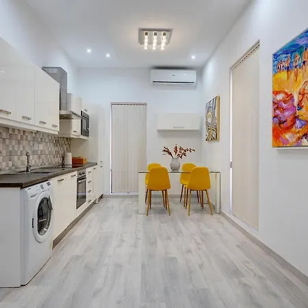 Picturesque Pad Steps From The Seafront *