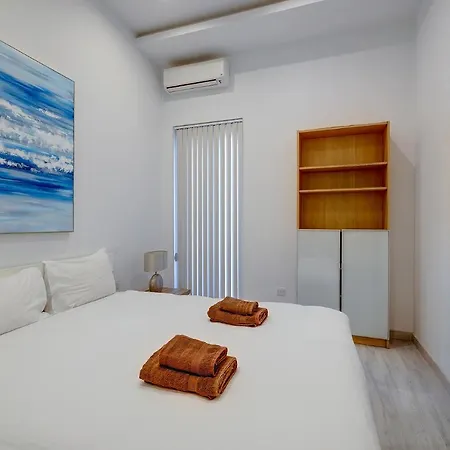 Apartment Picturesque Pad Steps From The Seafront