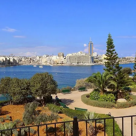 Apartment Picturesque Pad Steps From The Seafront