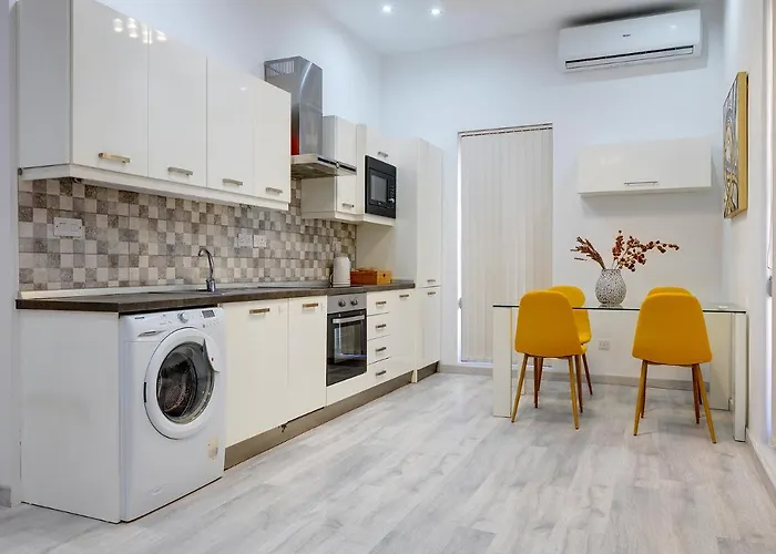 Picturesque Pad Steps From The Seafront
