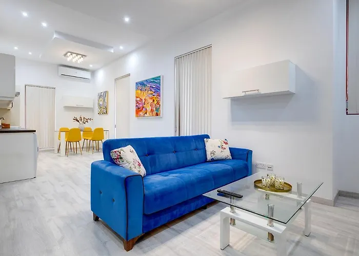 Apartment Picturesque Pad Steps From The Seafront