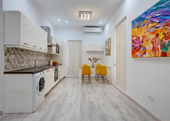 Picturesque Pad Steps From The Seafront *