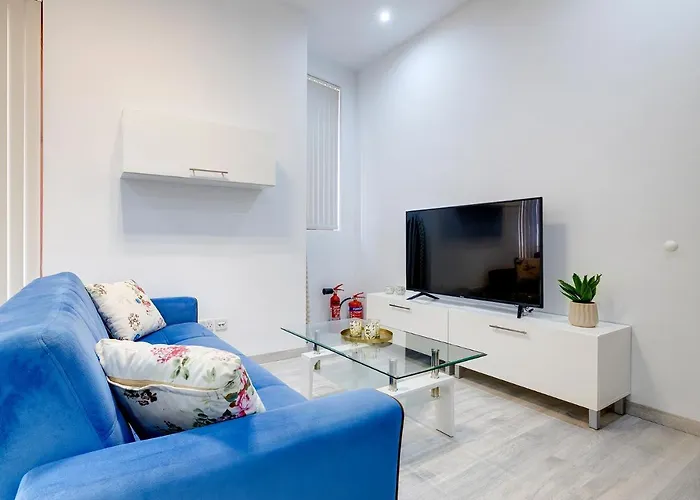 Picturesque Pad Steps From The Seafront *