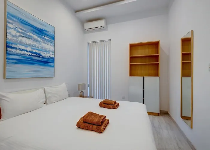 Apartment Picturesque Pad Steps From The Seafront