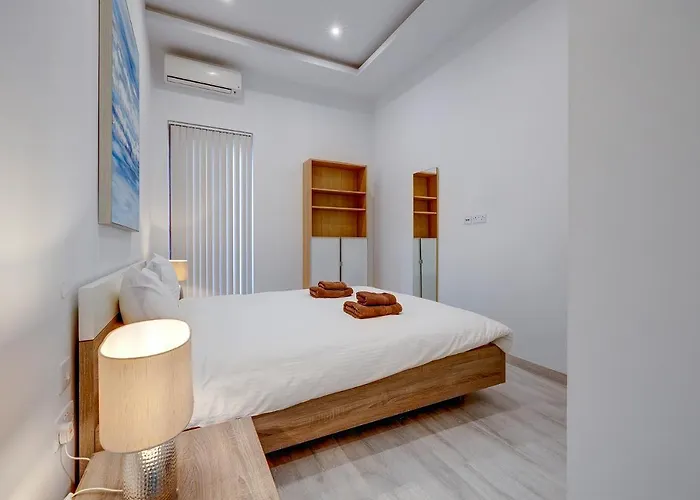 Picturesque Pad Steps From The Seafront Apartment *