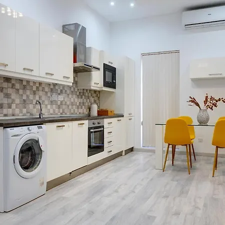 Picturesque Pad Steps From The Seafront