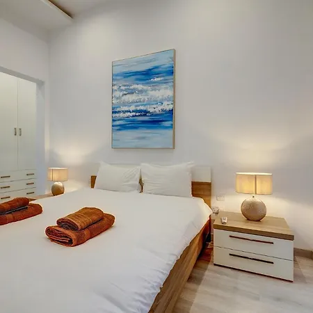 Picturesque Pad Steps From The Seafront * Sliema